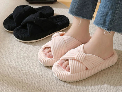 Slippers van ribstof met gekruiste banden en gedraaide knoop - beeld 2