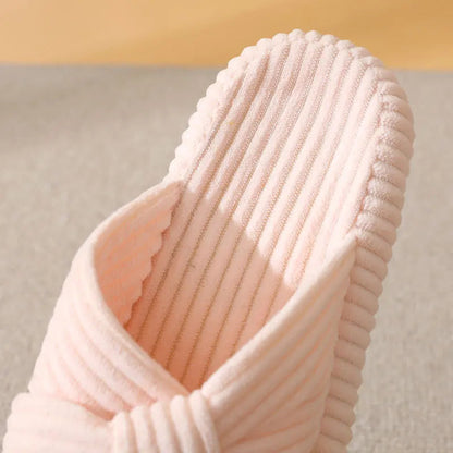 Slippers van ribstof met gekruiste banden en gedraaide knoop - beeld 3