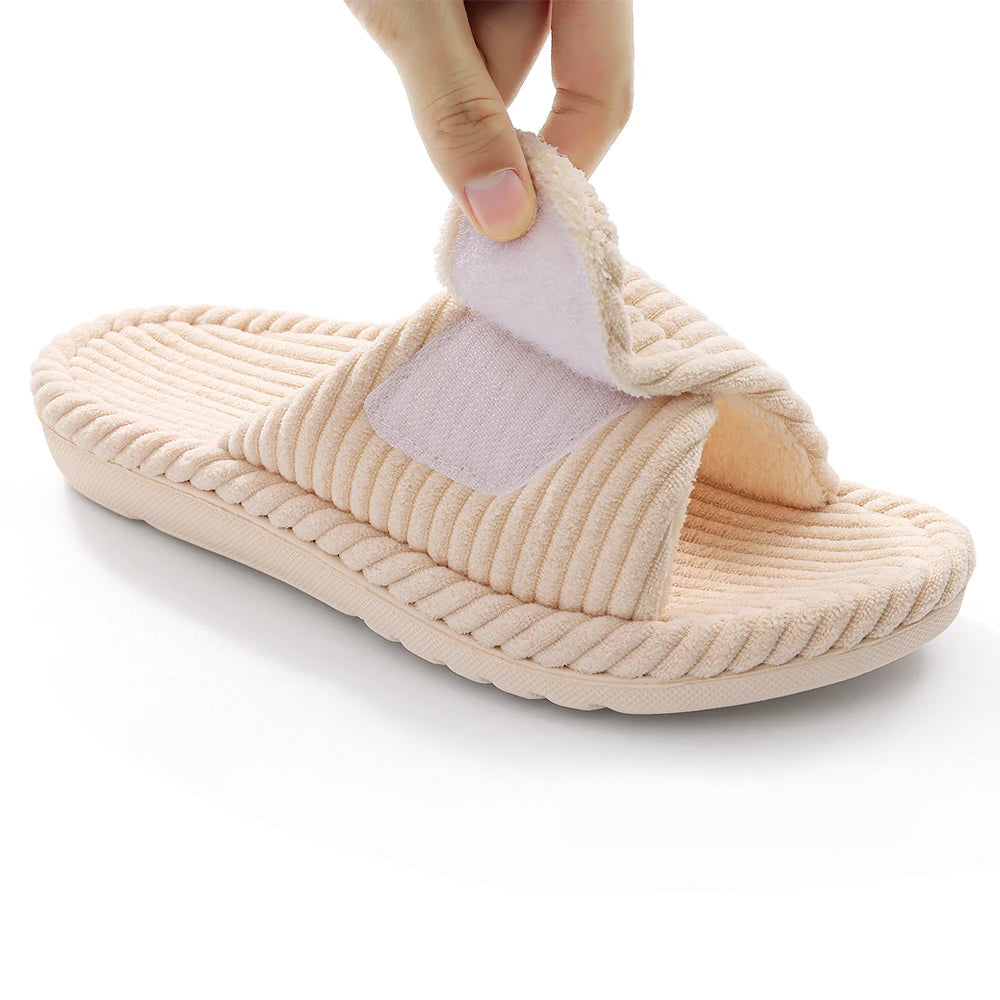Slippers van ribstof met open teen en verstelbare band met klittenband
