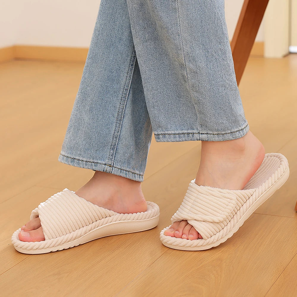Slippers van ribstof met open teen en verstelbare band met klittenband - beeld 3
