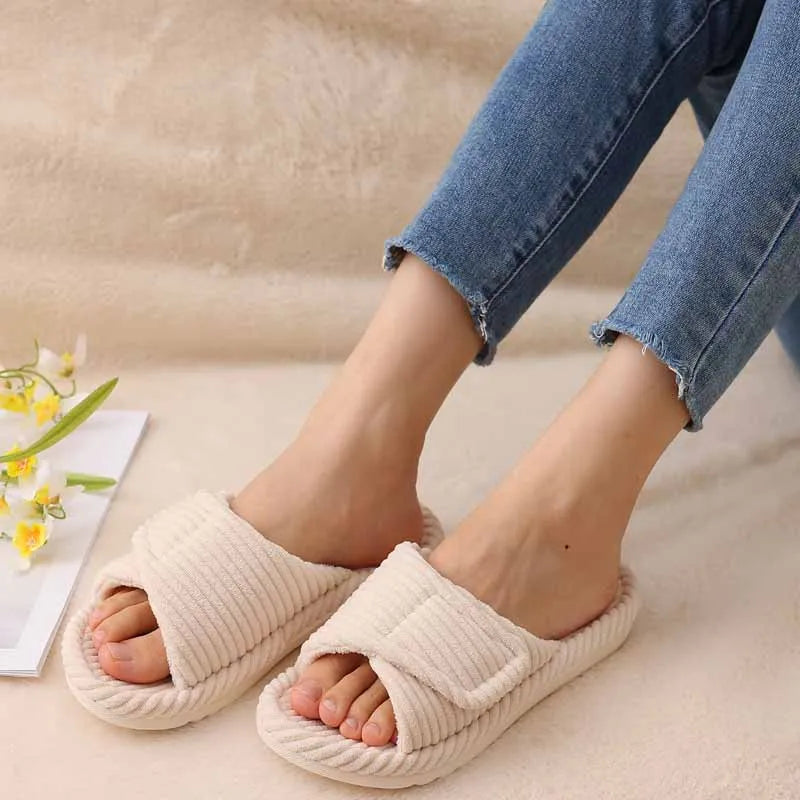 Slippers van ribstof met open teen en verstelbare band met klittenband - beeld 4