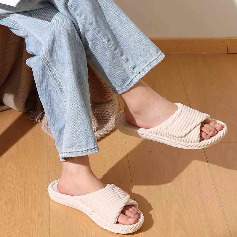 Slippers van ribstof met open teen en verstelbare band met klittenband - beeld 5