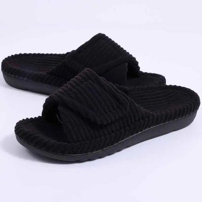 Slippers van ribstof met open teen en verstelbare band met klittenband - zwart