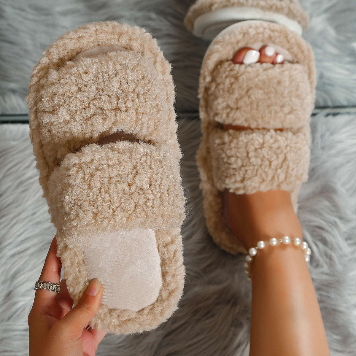 Slippers met twee brede teddy banden, voetbed met korte pluche en witte zool - beeld 5