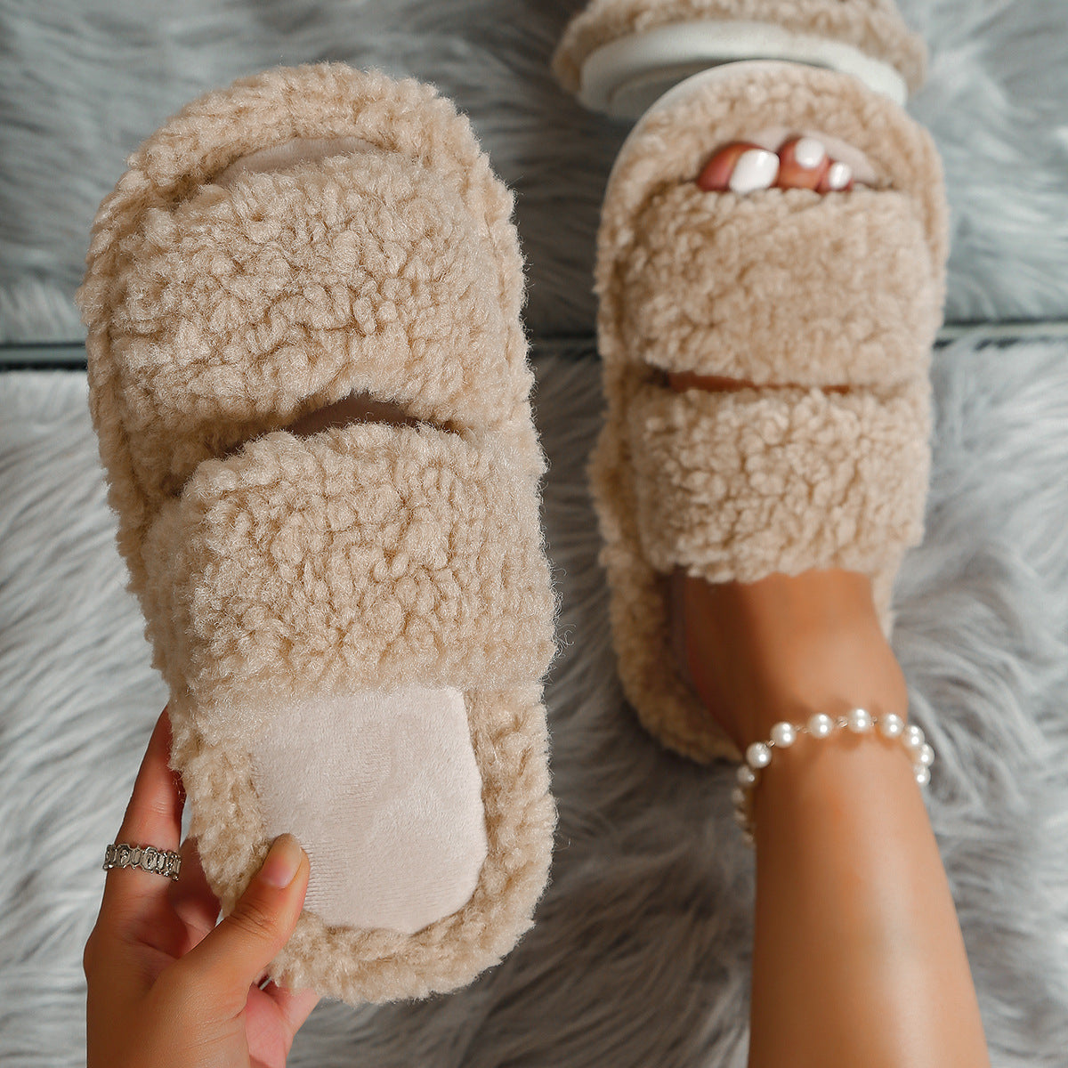 Slippers met twee brede teddy banden, voetbed met korte pluche en witte zool - beeld 6