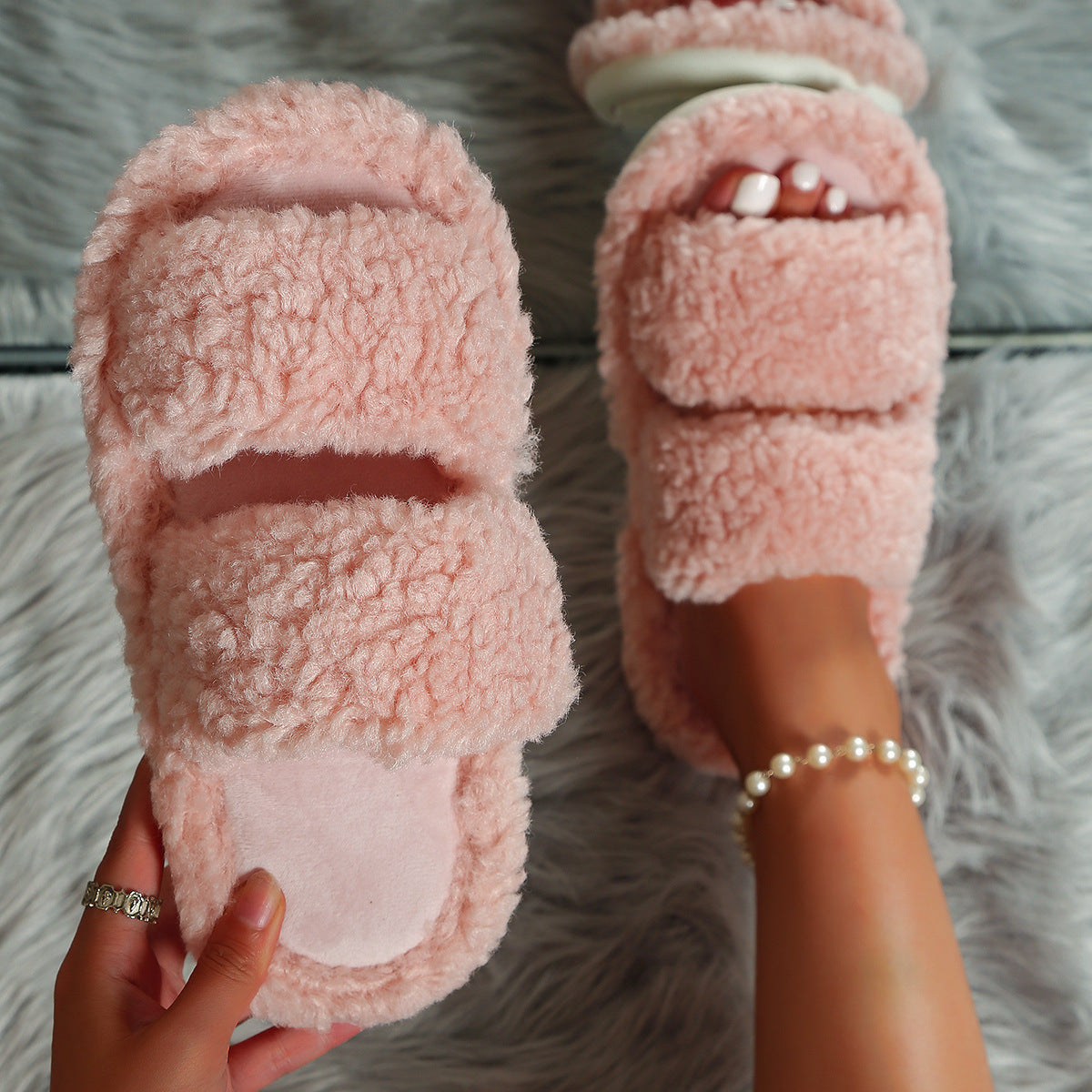 Slippers met twee brede teddy banden, voetbed met korte pluche en witte zool - roze