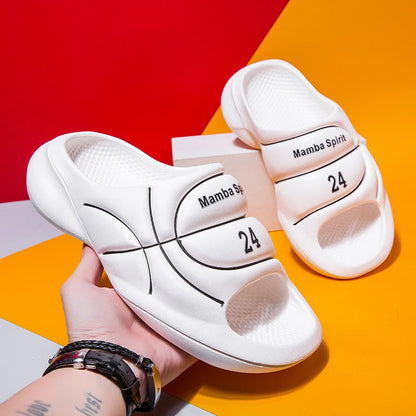 Slippers van EVA met brede band in basketbal-look, dikke zool en voetbed met gaatjes - wit