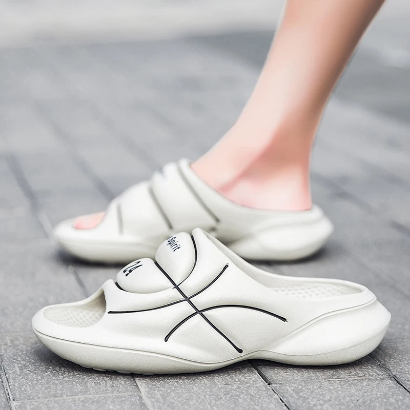 Slippers van EVA met brede band in basketbal-look, dikke zool en voetbed met gaatjes - beeld 3