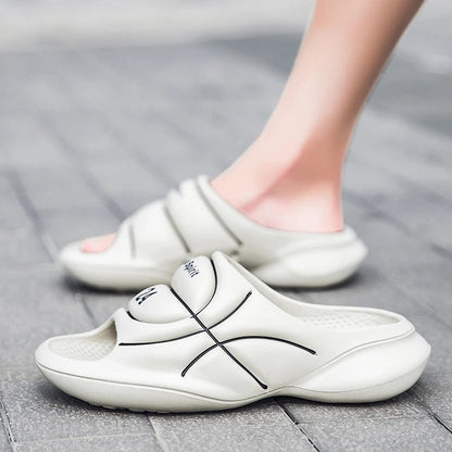 Slippers van EVA met brede band in basketbal-look, dikke zool en voetbed met gaatjes - beeld 3
