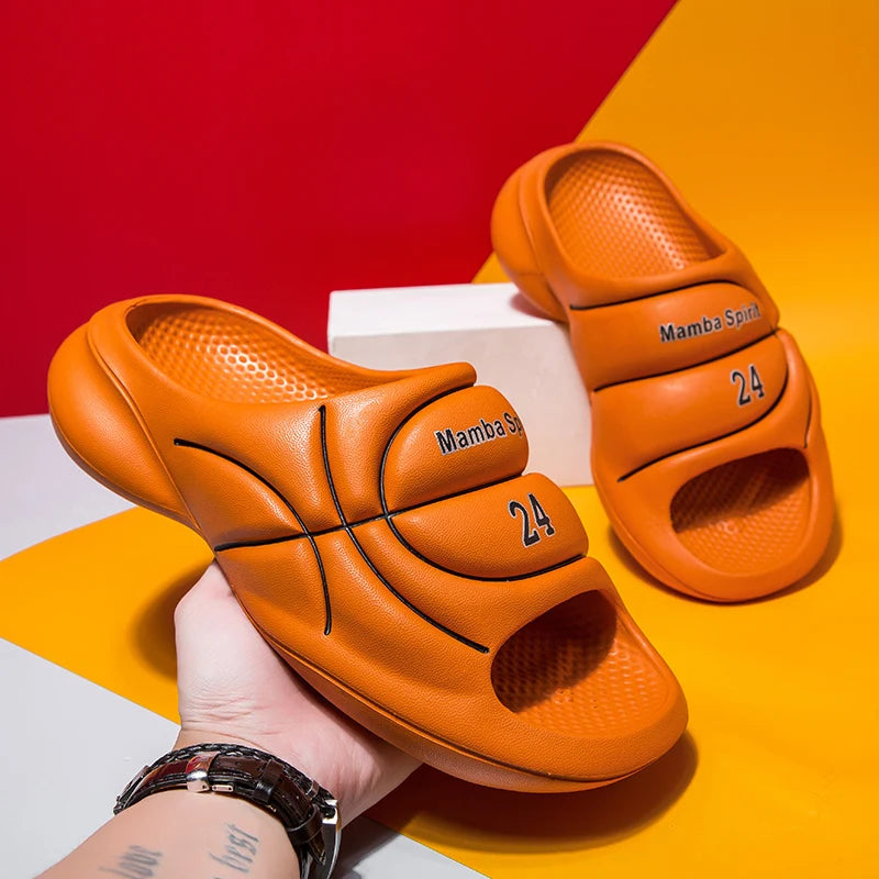 Slippers van EVA met brede band in basketbal-look, dikke zool en voetbed met gaatjes - beeld 4