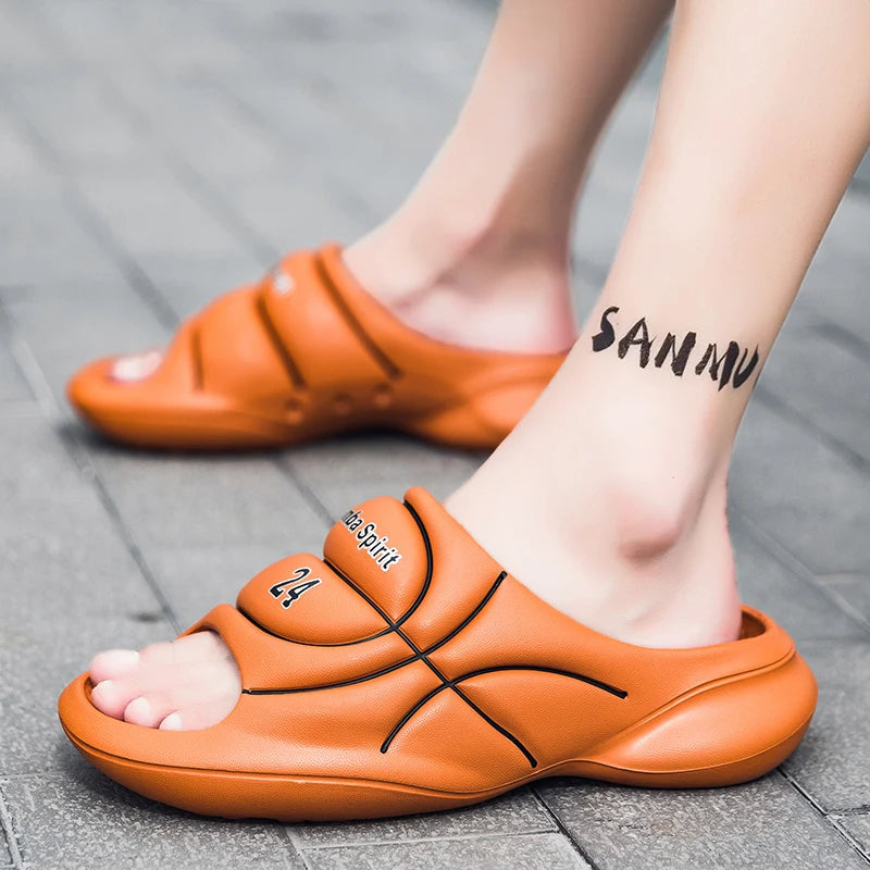 Slippers van EVA met brede band in basketbal-look, dikke zool en voetbed met gaatjes - beeld 5