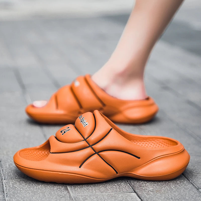 Slippers van EVA met brede band in basketbal-look, dikke zool en voetbed met gaatjes - beeld 6