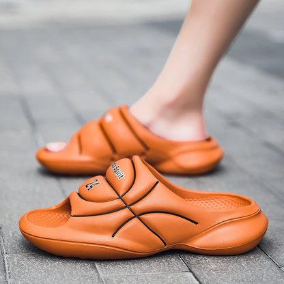 Slippers van EVA met brede band in basketbal-look, dikke zool en voetbed met gaatjes - beeld 6
