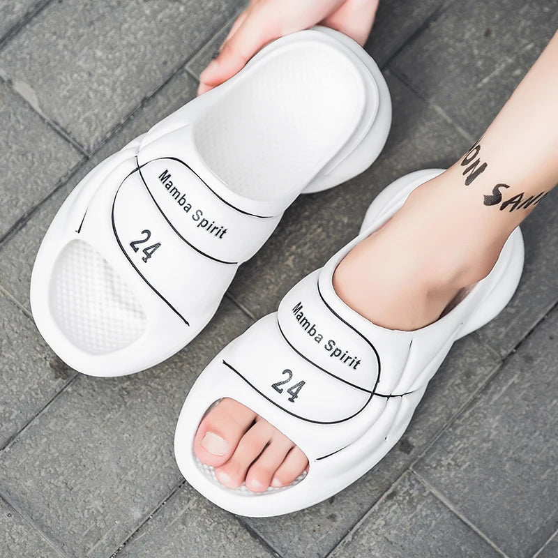 Slippers van EVA met brede band in basketbal-look, dikke zool en voetbed met gaatjes - beeld 7