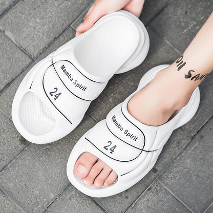 Slippers van EVA met brede band in basketbal-look, dikke zool en voetbed met gaatjes - beeld 7