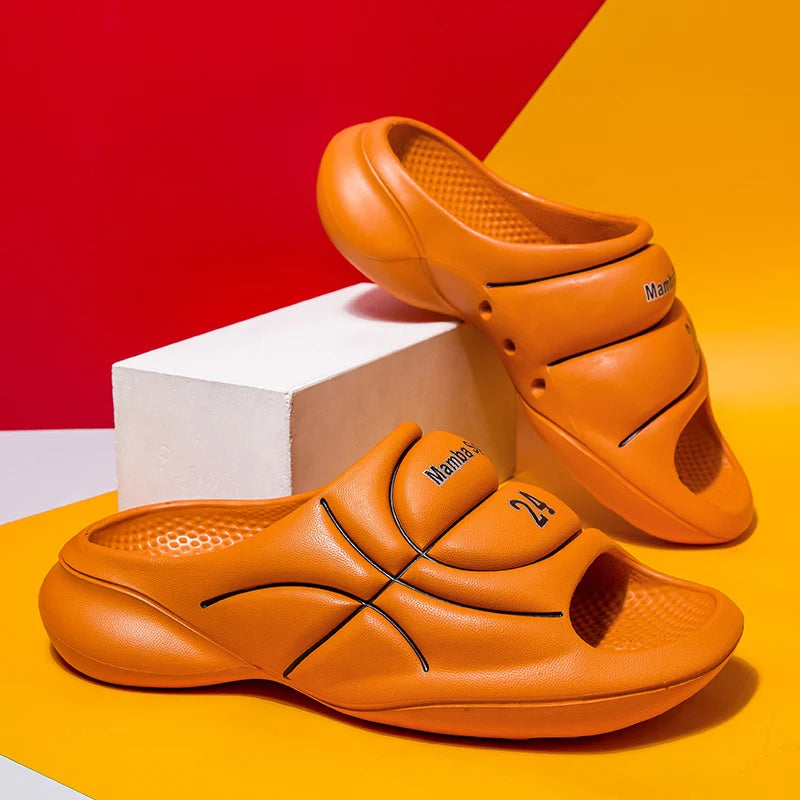 Slippers van EVA met brede band in basketbal-look, dikke zool en voetbed met gaatjes - oranje