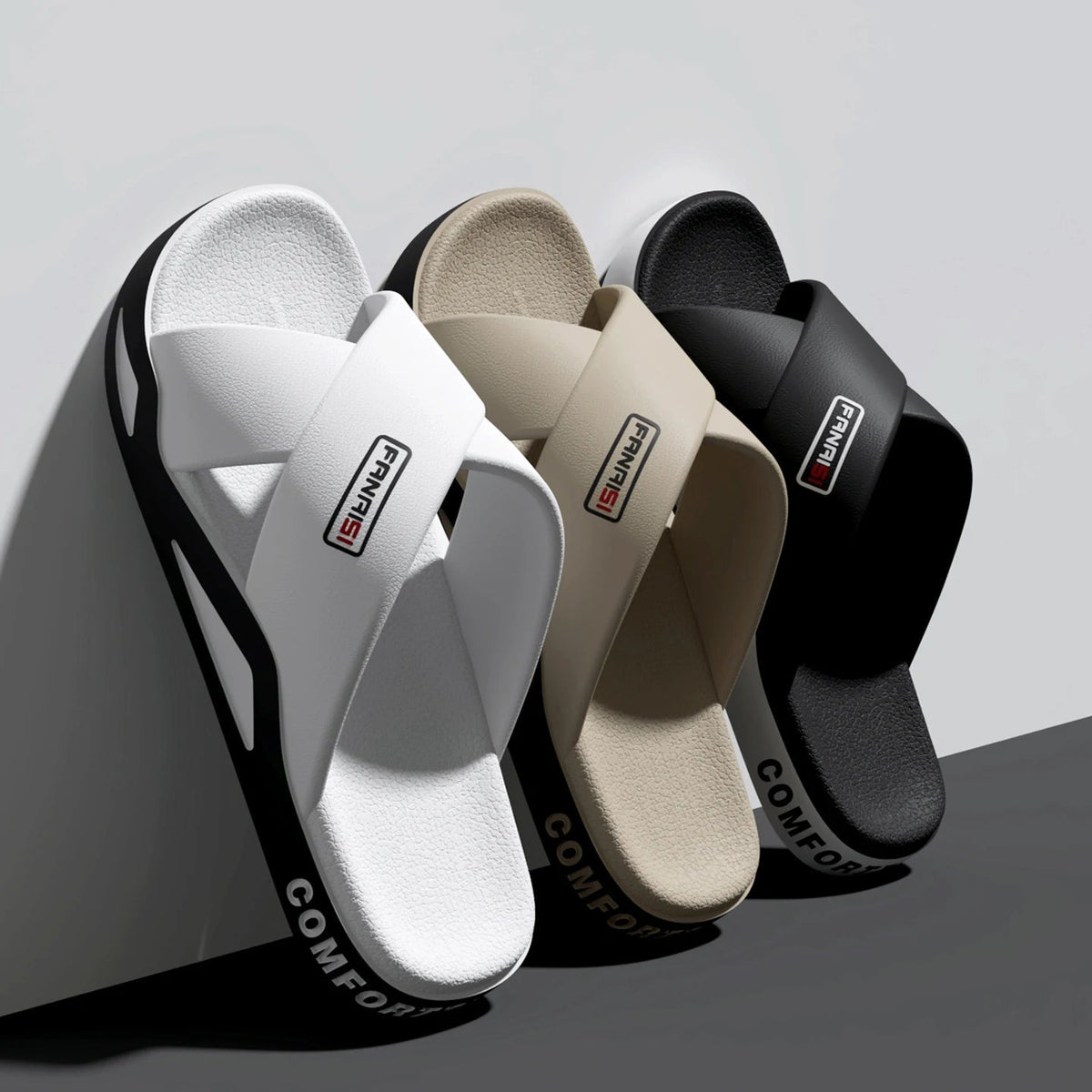 Slippers met gekruiste banden over de wreef, voetbed met structuur en dikke zool