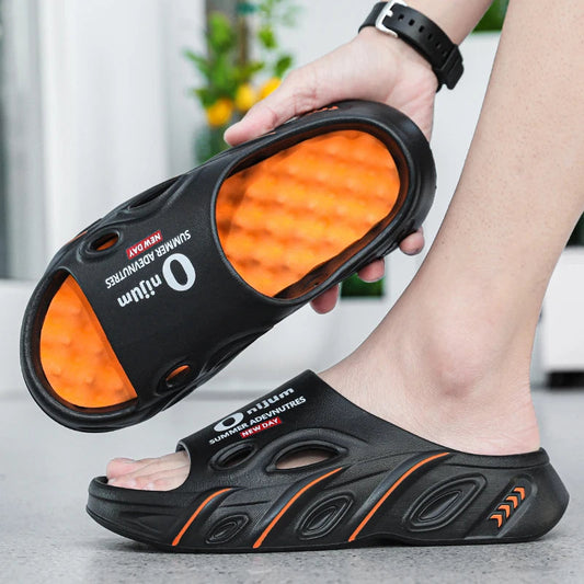 Slippers van EVA met genopt voetbed, brede band met gaten en dikke zool