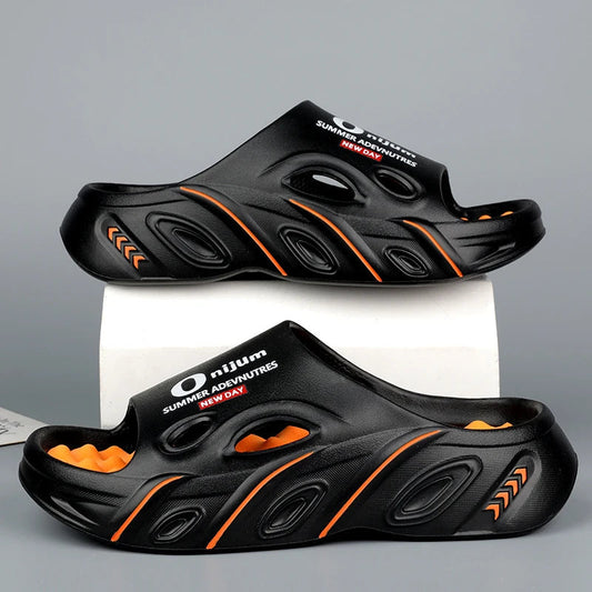 Slippers van EVA met genopt voetbed, brede band met gaten en dikke zool - zwart/oranje