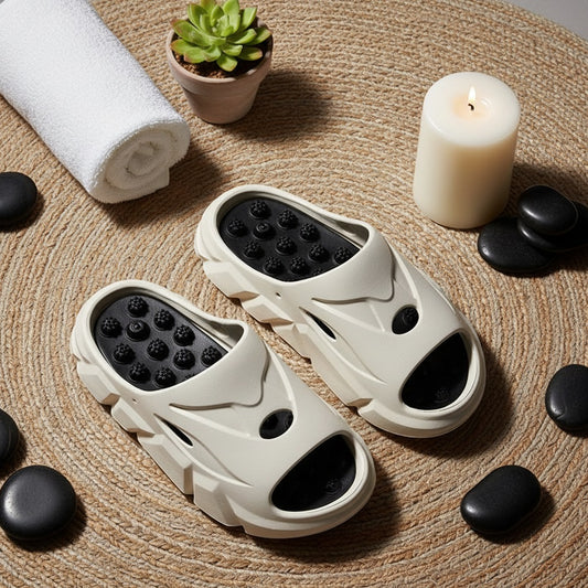 Slippers van EVA met ronde harde noppen in het voetbed, brede band en dikke zool