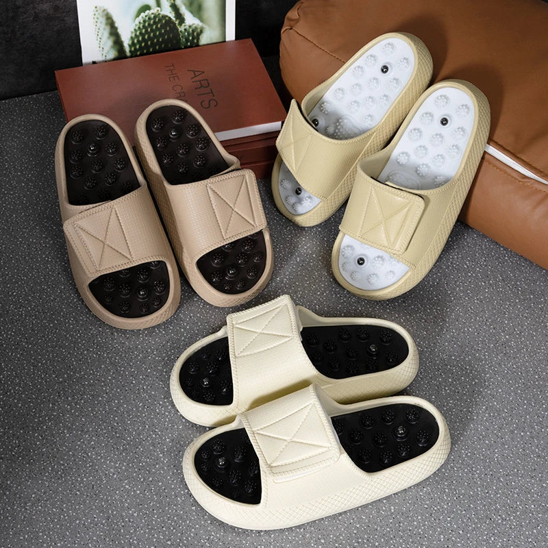 Slippers met noppen in het voetbed, brede band met klittenband en dikke zool - beeld 2