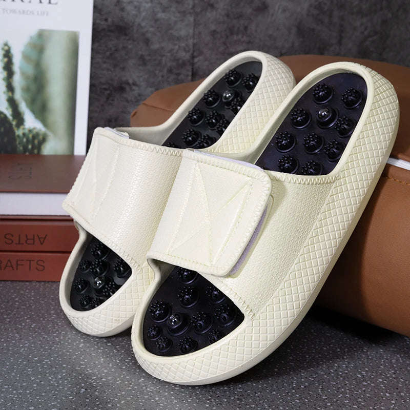 Slippers met noppen in het voetbed, brede band met klittenband en dikke zool - beeld 3
