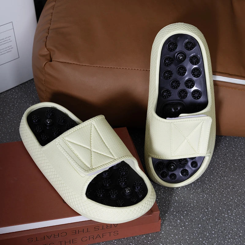 Slippers met noppen in het voetbed, brede band met klittenband en dikke zool - beeld 4