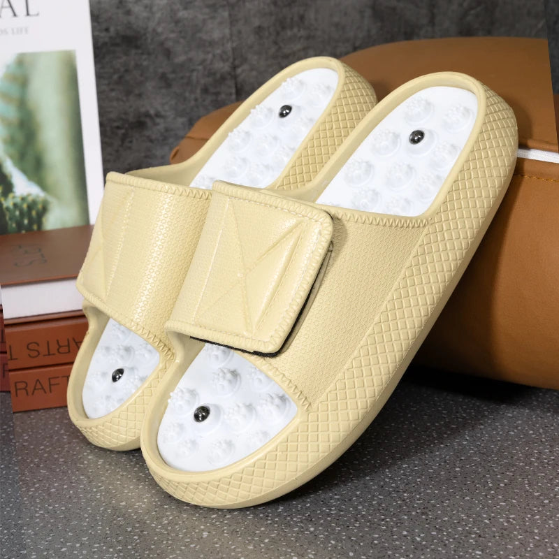 Slippers met noppen in het voetbed, brede band met klittenband en dikke zool - lichtgeel