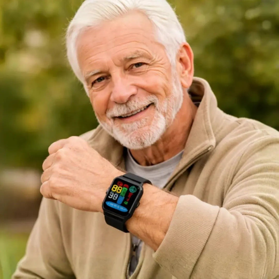 Oudere man draagt de smartwatch met SOS-knop