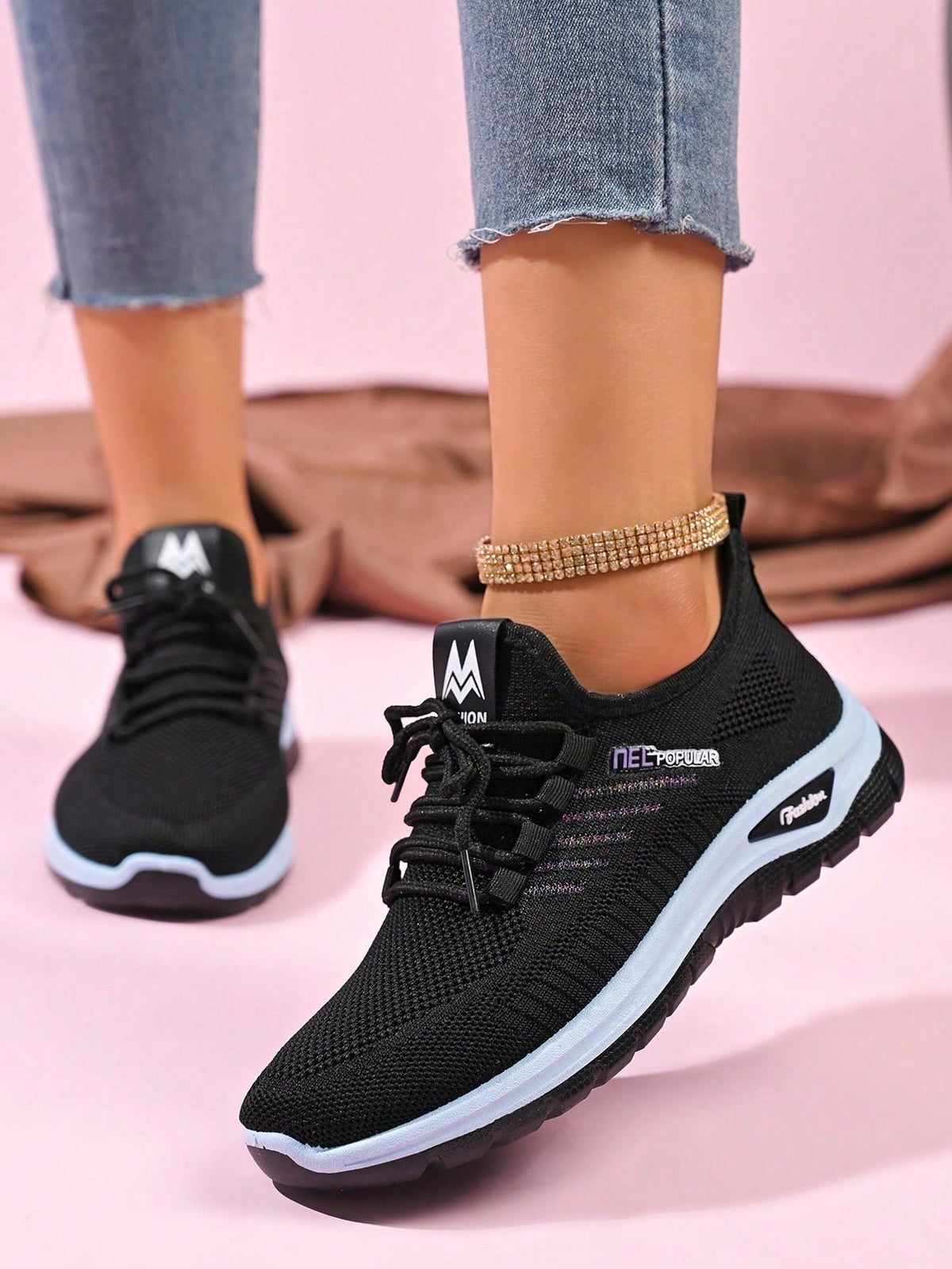 Sneakers voor dames met gebreid bovenwerk, elastische veters en dikke witte zool - zwart