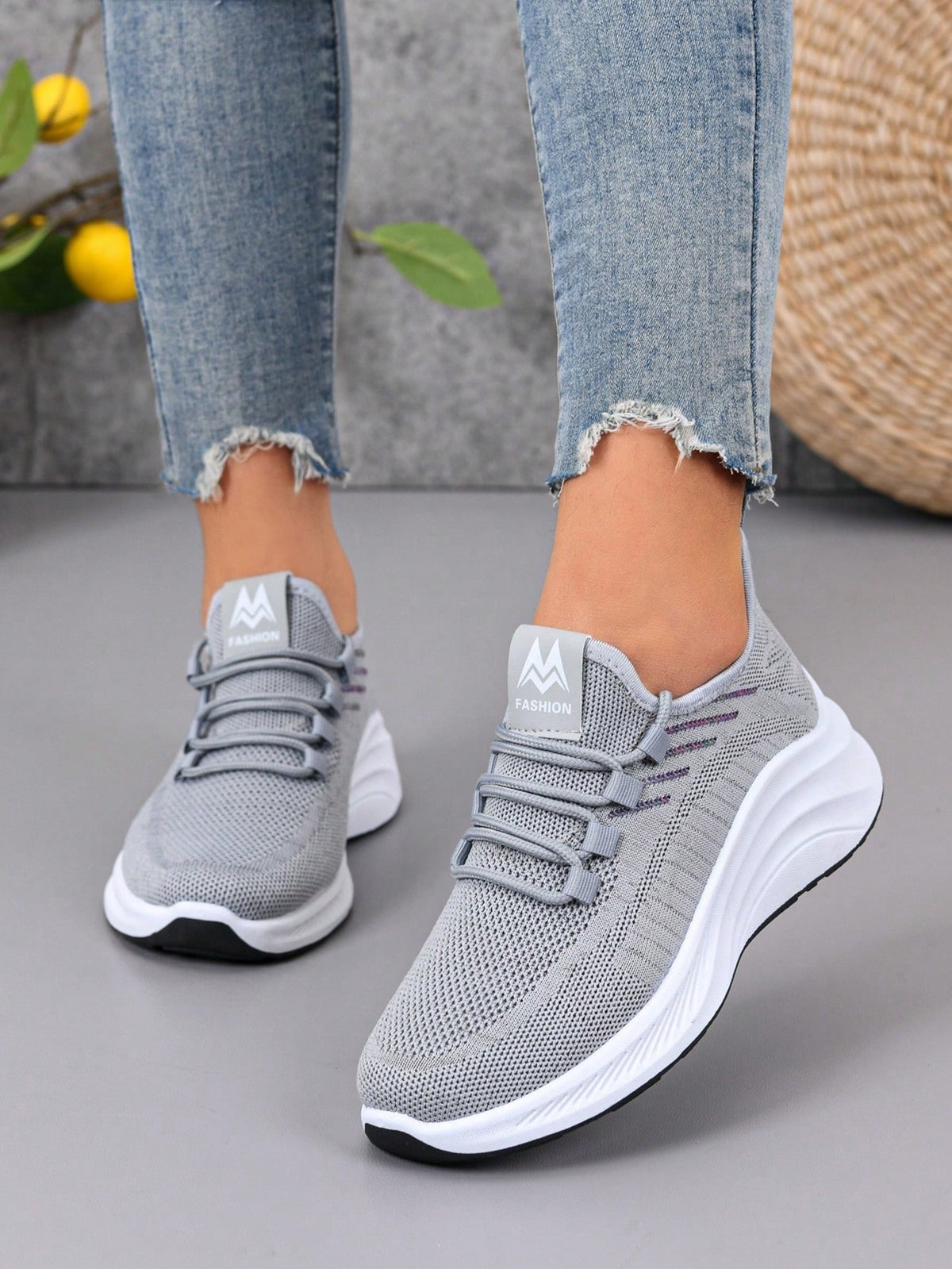 Sneakers voor dames met gebreid bovenwerk, elastische veters en dikke witte zool - grijs