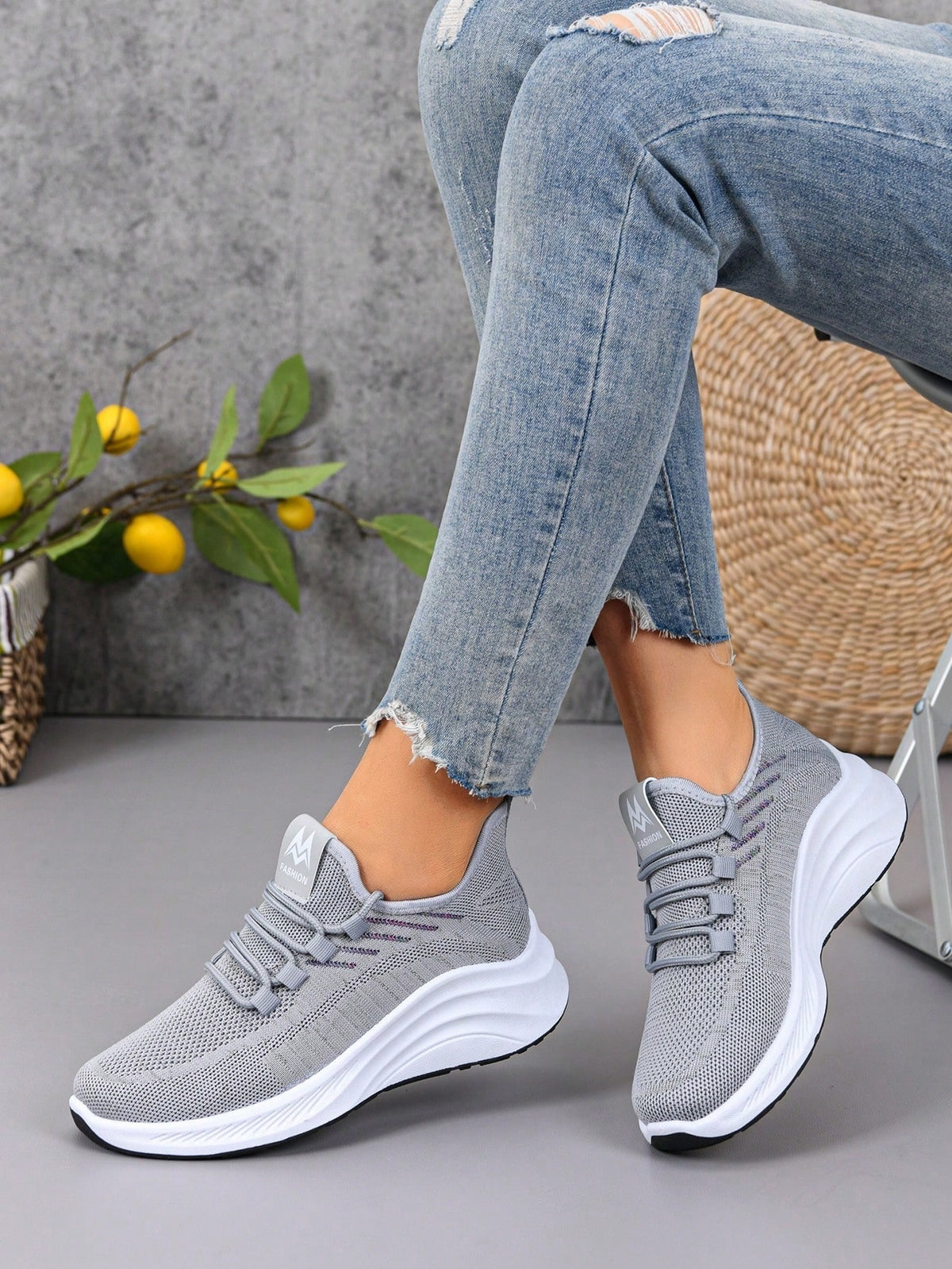 Sneakers voor dames met gebreid bovenwerk, elastische veters en dikke witte zool - beeld 7