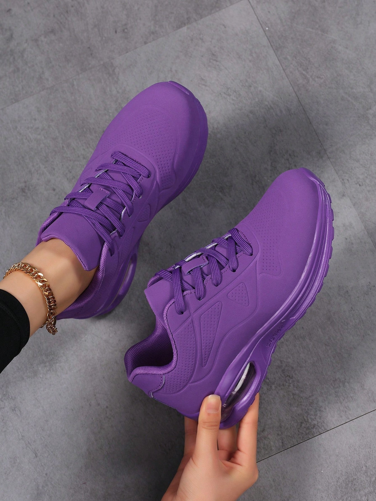 Sneakers voor dames in gladde leerlook, in één kleur met veters en zichtbare luchtkamer in de zool - paars