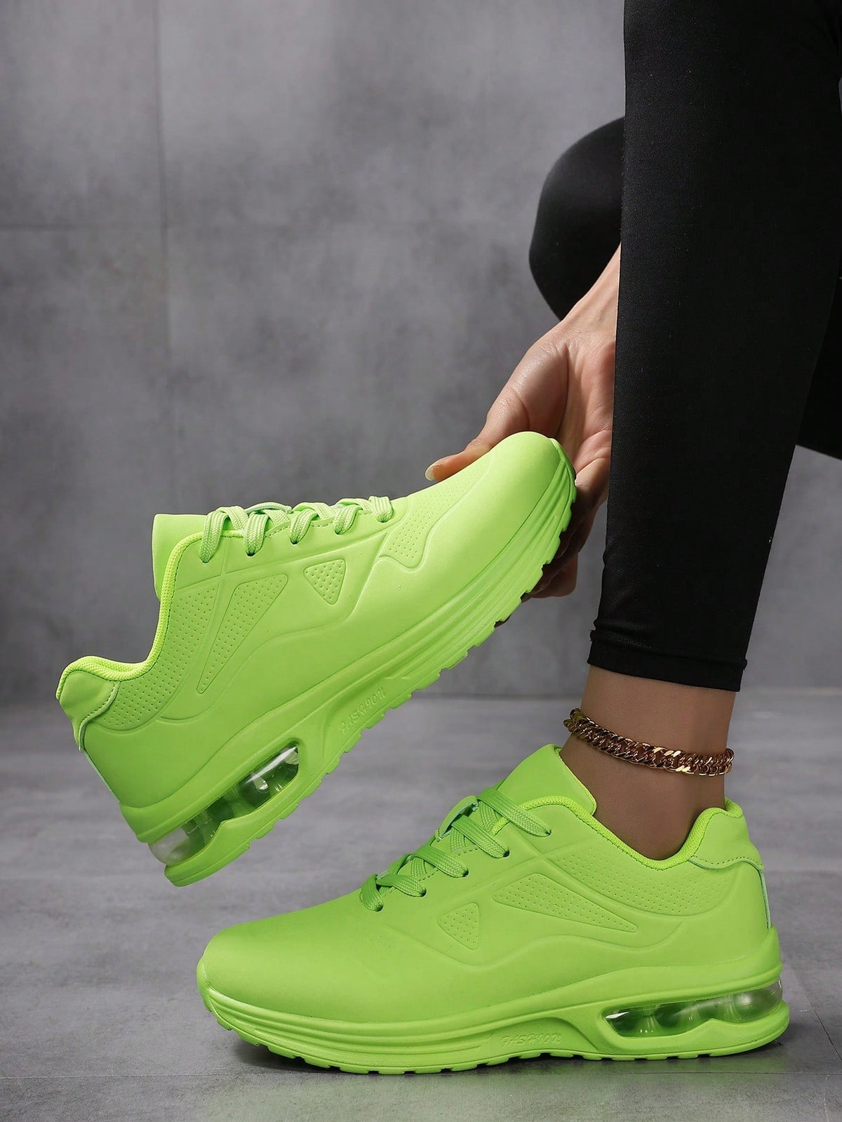 Sneakers voor dames in gladde leerlook, in één kleur met veters en zichtbare luchtkamer in de zool - neongroen