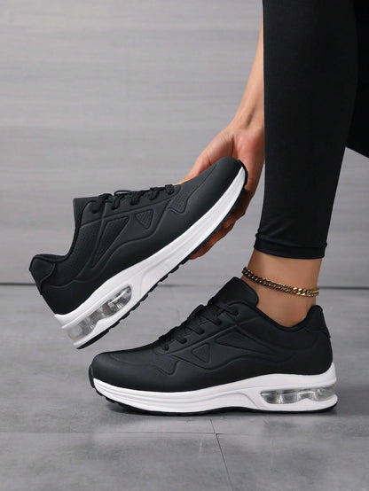 Sneakers voor dames in gladde leerlook, in één kleur met veters en zichtbare luchtkamer in de zool - zwart