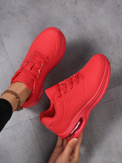 Sneakers voor dames in gladde leerlook, in één kleur met veters en zichtbare luchtkamer in de zool - rood