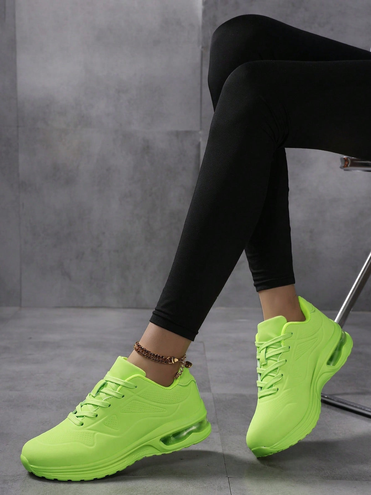 Sneakers voor dames in gladde leerlook, in één kleur met veters en zichtbare luchtkamer in de zool - beeld 8