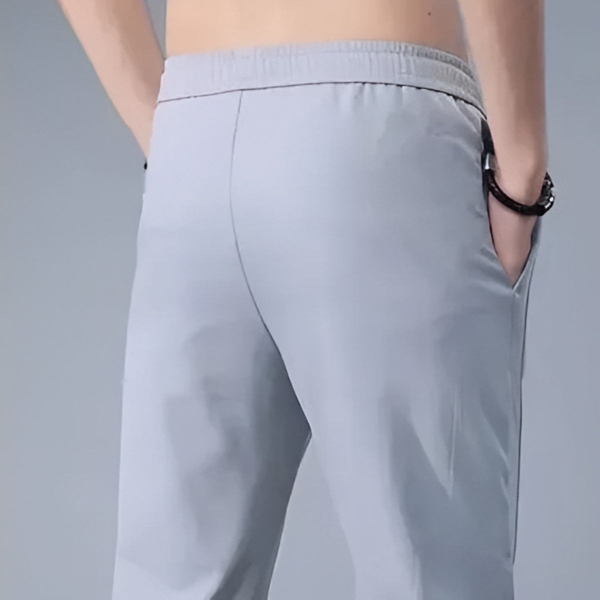 Achterkant van de stretchbroek met elastische tailleband