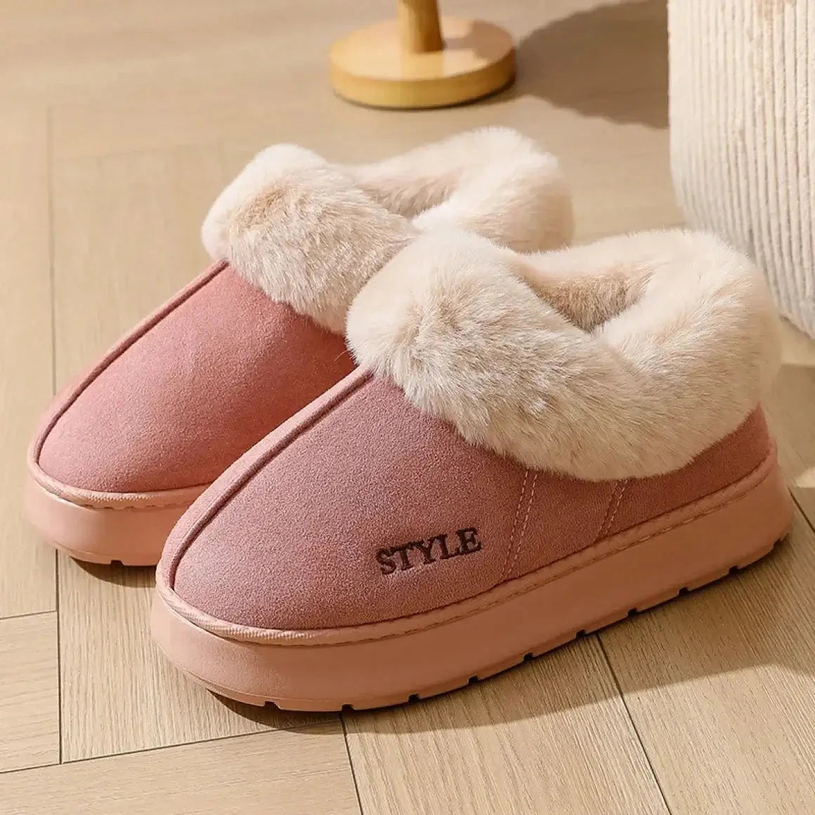 Korte snowboots in suède look met brede pluche kraag, pluche voering en dikke plateauzool - roze