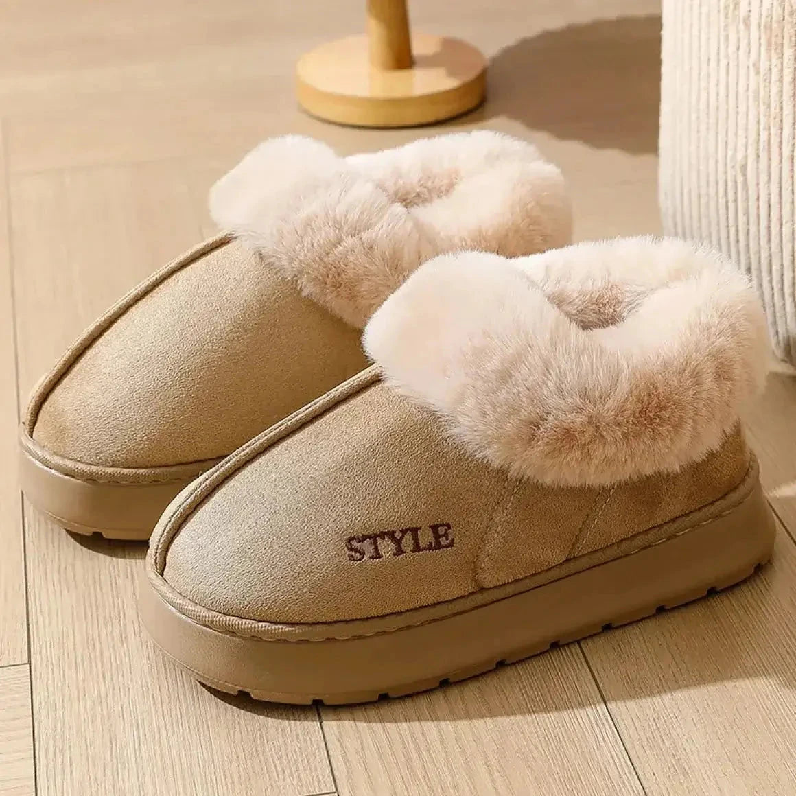 Korte snowboots in suède look met brede pluche kraag, pluche voering en dikke plateauzool - beige