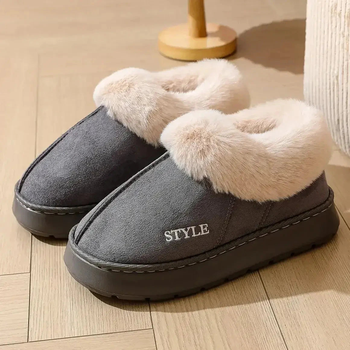 Korte snowboots in suède look met brede pluche kraag, pluche voering en dikke plateauzool - grijs