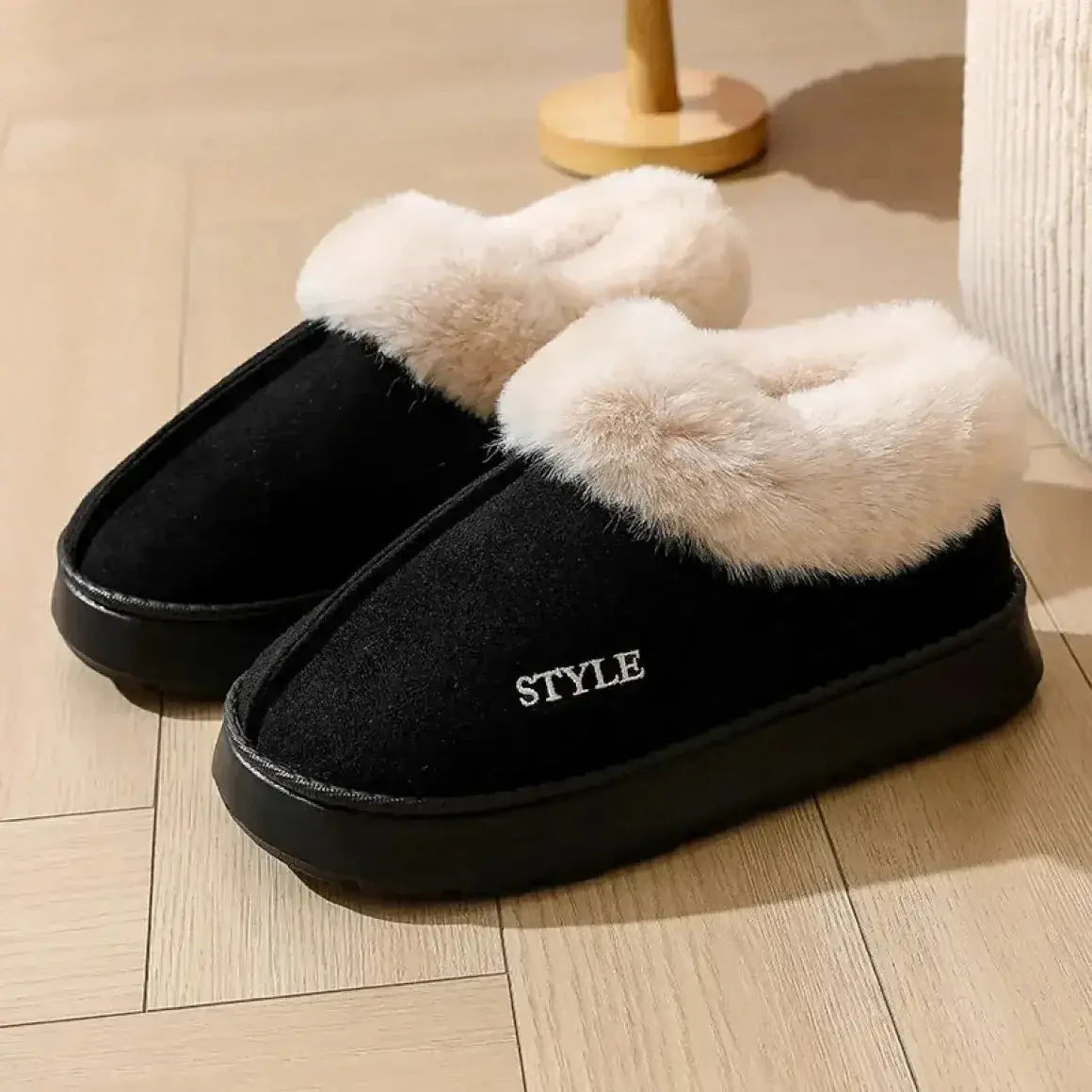 Korte snowboots in suède look met brede pluche kraag, pluche voering en dikke plateauzool - zwart