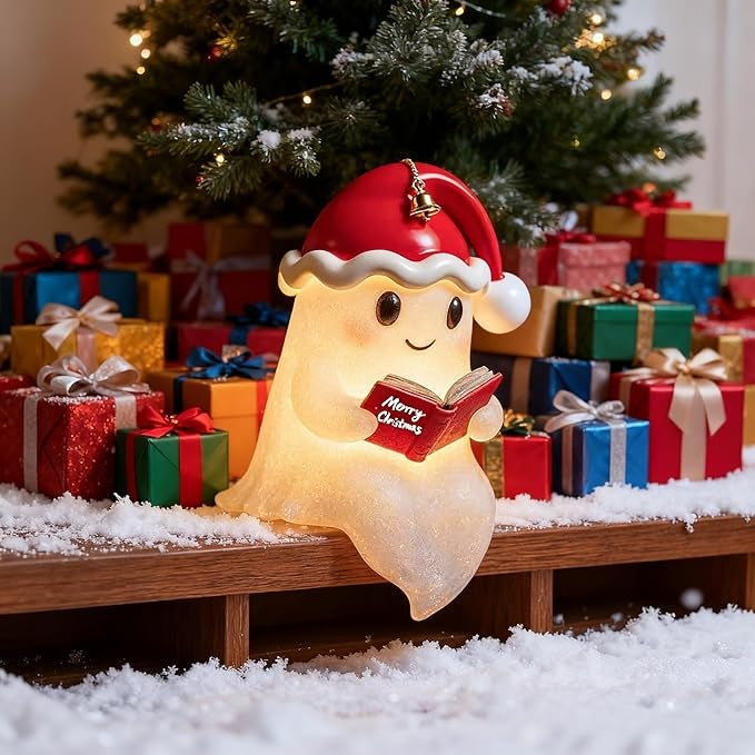 Wit spooklampje met rode kerstmuts en belletje dat een rood boek vasthoudt en warm geel oplicht