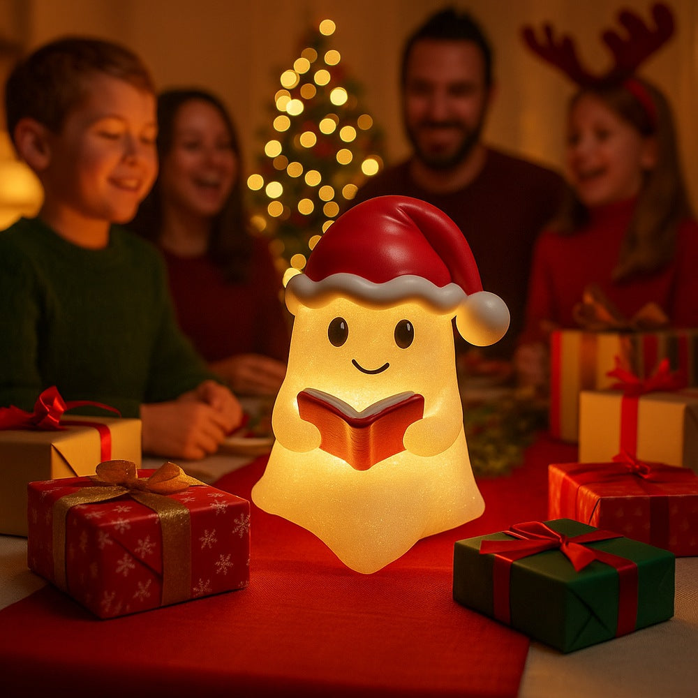 Wit spooklampje met rode kerstmuts en belletje dat een rood boek vasthoudt en warm geel oplicht