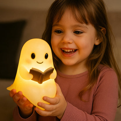 Wit spooklampje met zwarte oogjes en roze wangen dat een open bruin boek vasthoudt en warm geel oplicht