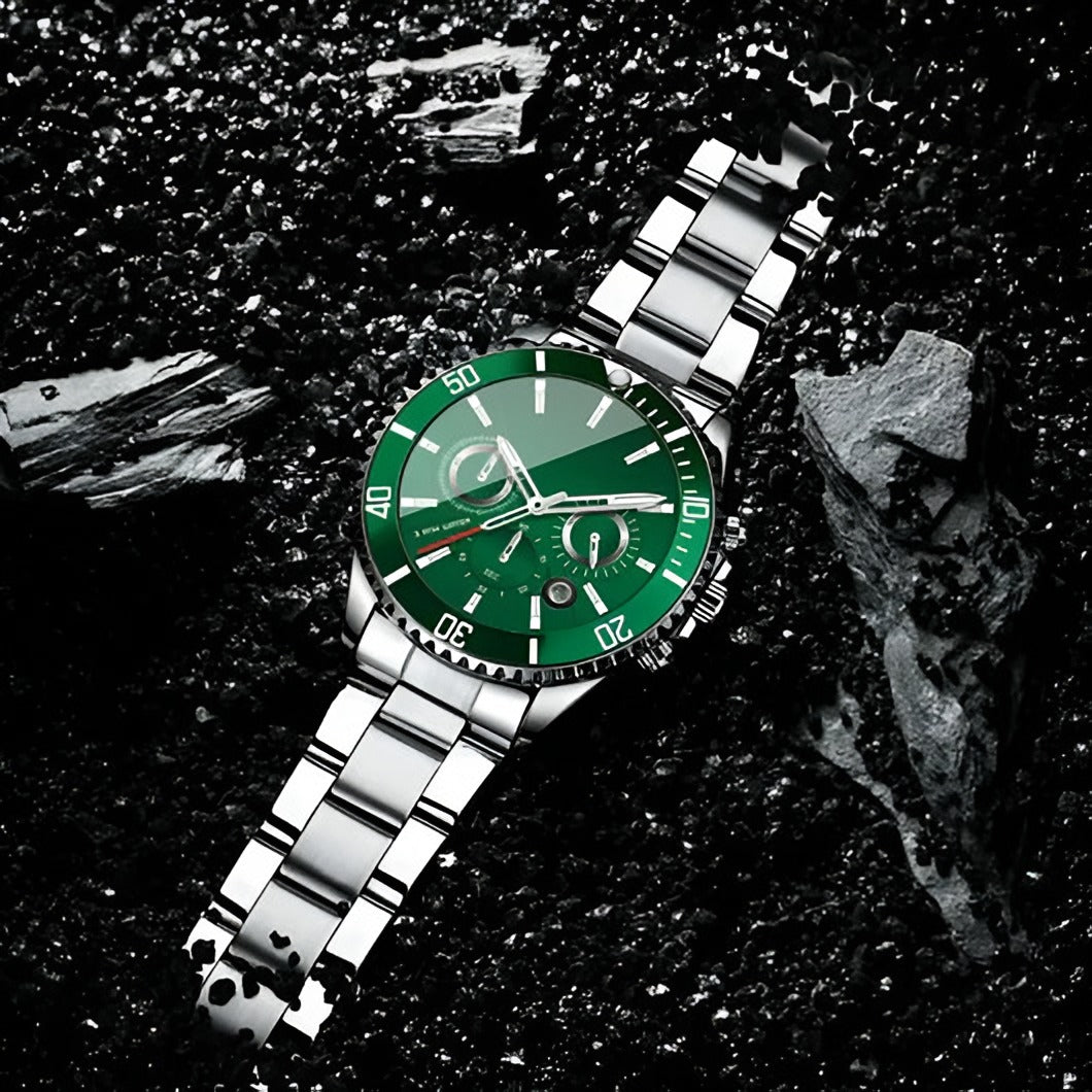 Stalen heren smartwatch met groene wijzerplaat op een donkere ondergrond