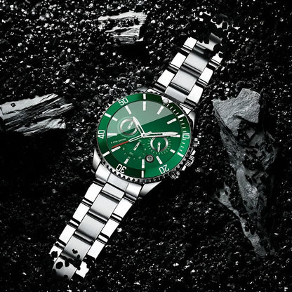 Stalen heren smartwatch met groene wijzerplaat op een donkere ondergrond