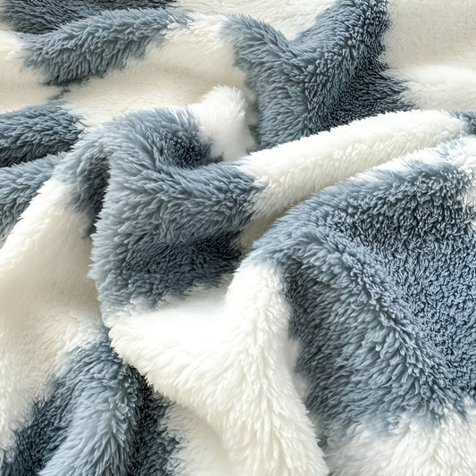 Teddy fleece deken met dambordpatroon, opgevouwen in de armen - beeld 2