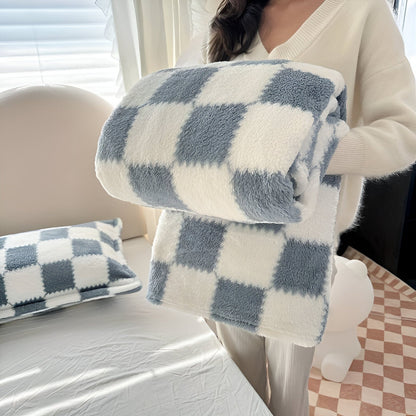 Teddy fleece deken met dambordpatroon, opgevouwen in de armen - grijsblauw