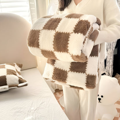 Teddy fleece deken met dambordpatroon, opgevouwen in de armen - bruin